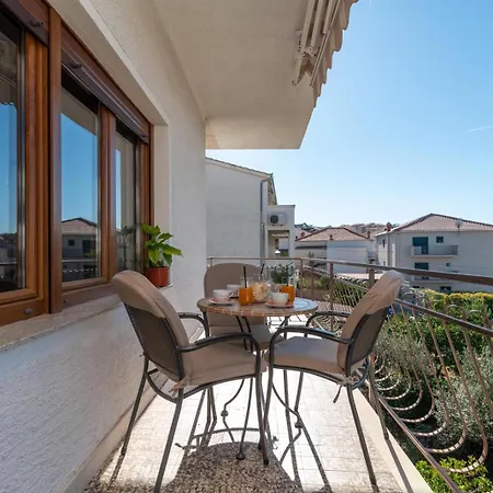 Apartament Domi *